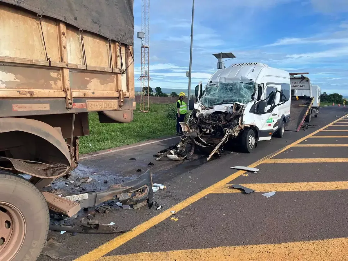 Imagem de compartilhamento para o artigo Acidente entre caminhão e van com pacientes de hemodiálise deixa vítima fatal e seis feridos próximo de Coxim da MS Todo dia